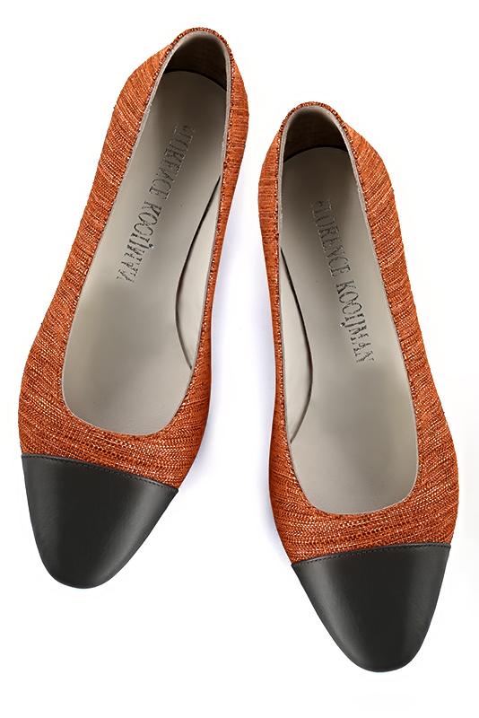 Dark grey and terracotta orange women's ballet pumps, with low heels. Round toe. Flat block heels. Top view - Florence KOOIJMAN